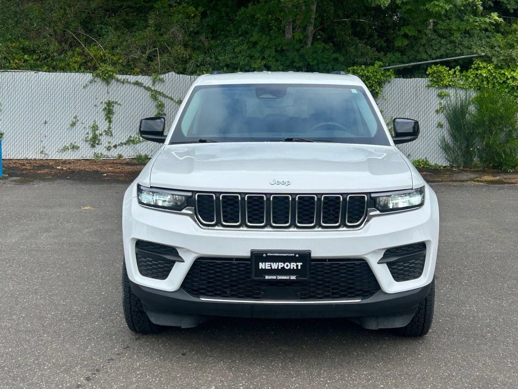 Used 2023 Jeep Grand Cherokee Laredo AWD/4WD image 2