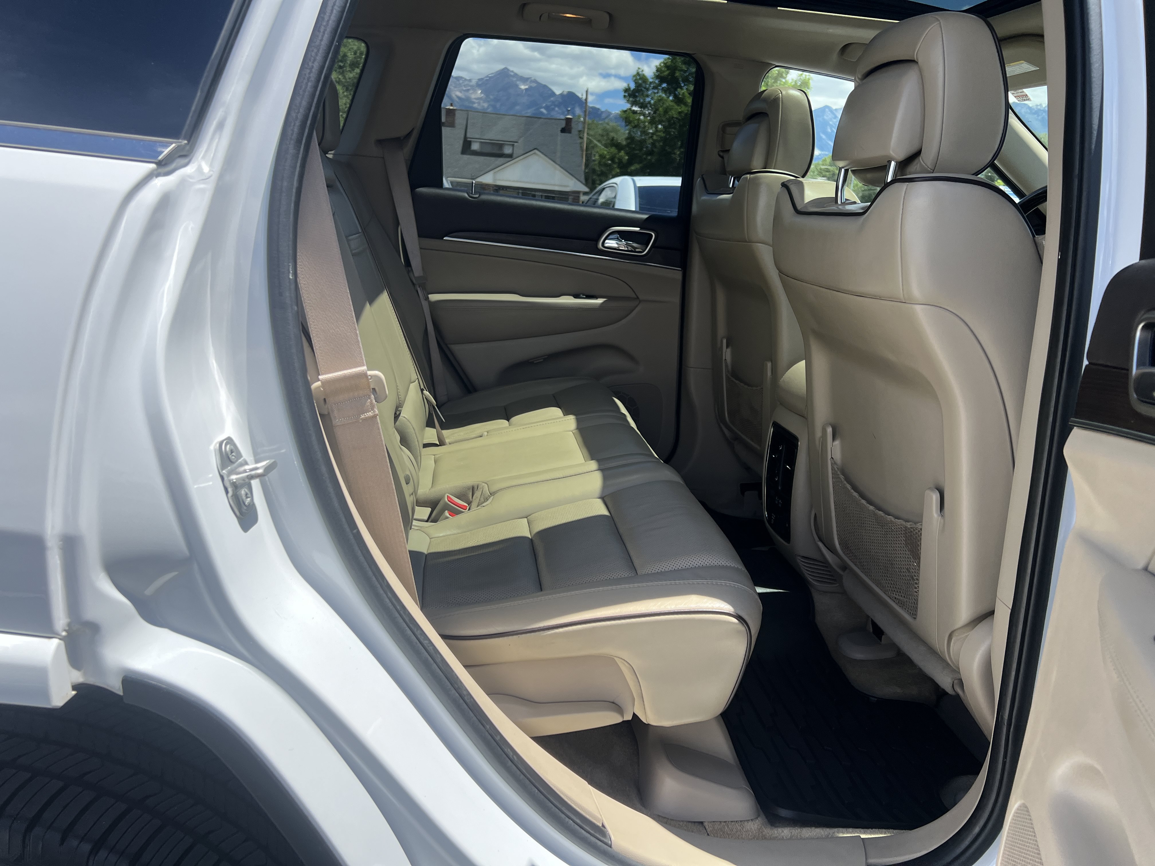Used 2015 Jeep Grand Cherokee Overland w/ Advanced Technology Group AWD/4WD image 10
