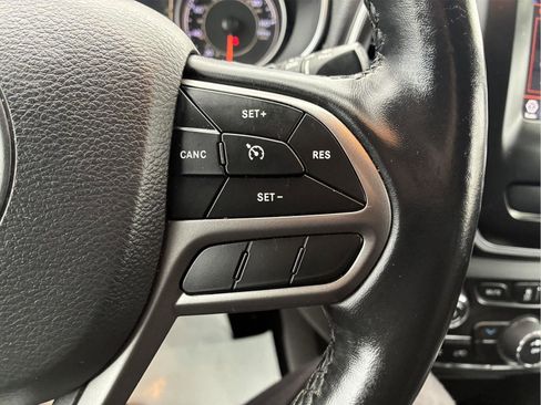 Used 2020 Jeep Cherokee Latitude Plus w/ Cold Weather Group AWD/4WD image 20