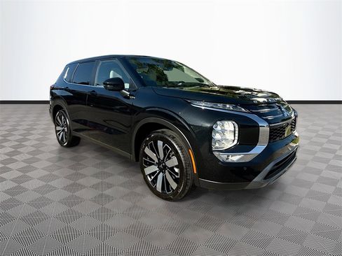 New 2025 Mitsubishi Outlander SE image 3