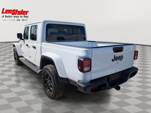 Used 2025 Jeep Gladiator Sport AWD/4WD image 3
