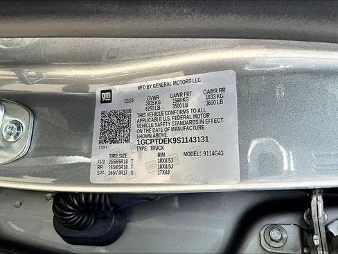 Used 2025 Chevrolet Colorado Z71 w/ Technology Package AWD/4WD image 22