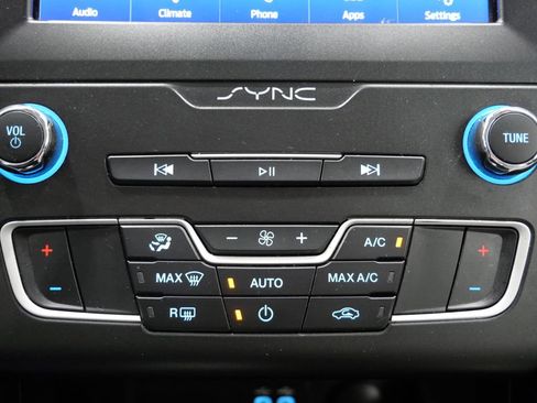 Used 2020 Ford Fusion SE w/ Equipment Group 151A FWD image 17