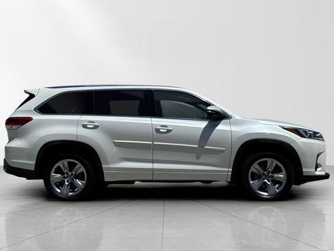 Used 2018 Toyota Highlander Limited FWD image 2