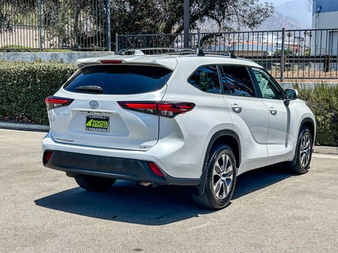 Used 2024 Toyota Highlander XLE FWD image 6