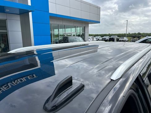 Used 2023 Chevrolet Suburban LT w/ Luxury Package RWD image 11
