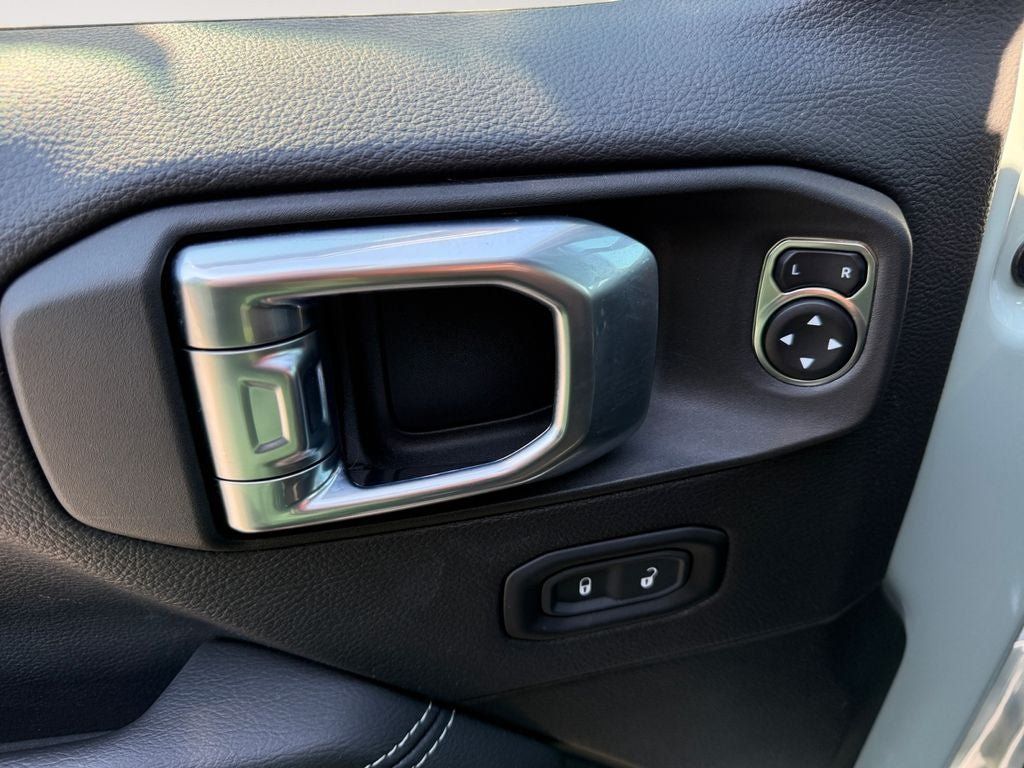 Used 2023 Jeep Wrangler Unlimited Sahara AWD/4WD image 21