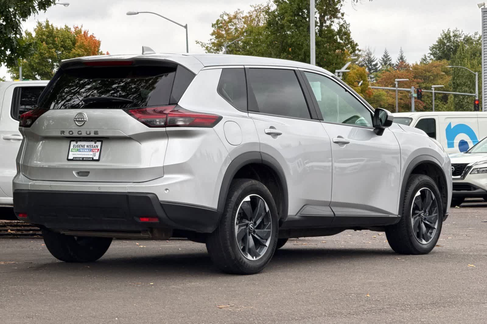 Used 2024 Nissan Rogue SV AWD/4WD image 2