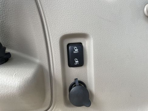 Used 2013 Lincoln MKX AWD image 18