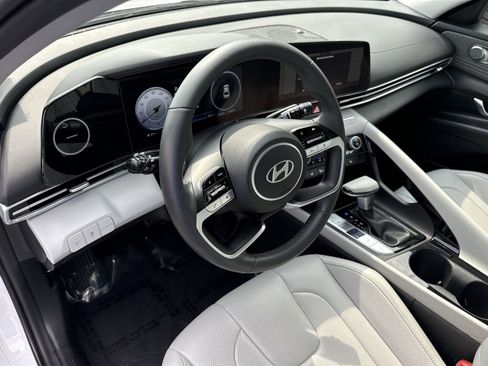 Certified 2025 Hyundai Elantra Limited FWD image 16