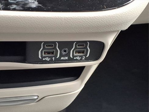 Used 2023 Chrysler Pacifica Touring-L image 22