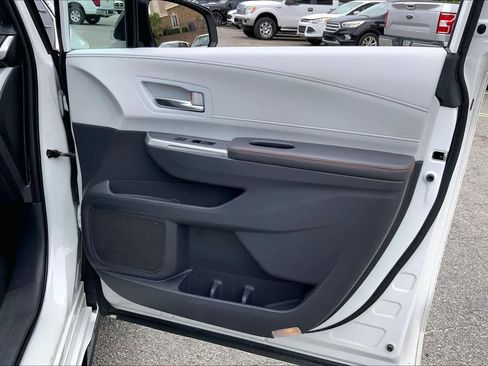 Used 2022 Toyota Sienna XSE w/ XSE Plus Package FWD image 23