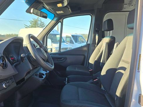Used 2025 Mercedes-Benz Sprinter 2500 image 22