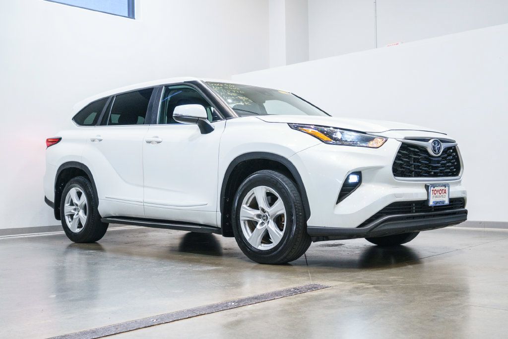 Used 2023 Toyota Highlander LE FWD image 1