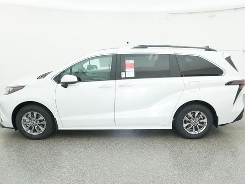 New 2026 Toyota Sienna XLE image 9