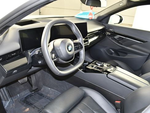 Used 2025 BMW 530i xDrive image 2
