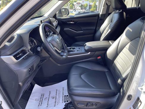 Certified 2024 Toyota Highlander XLE AWD/4WD image 10