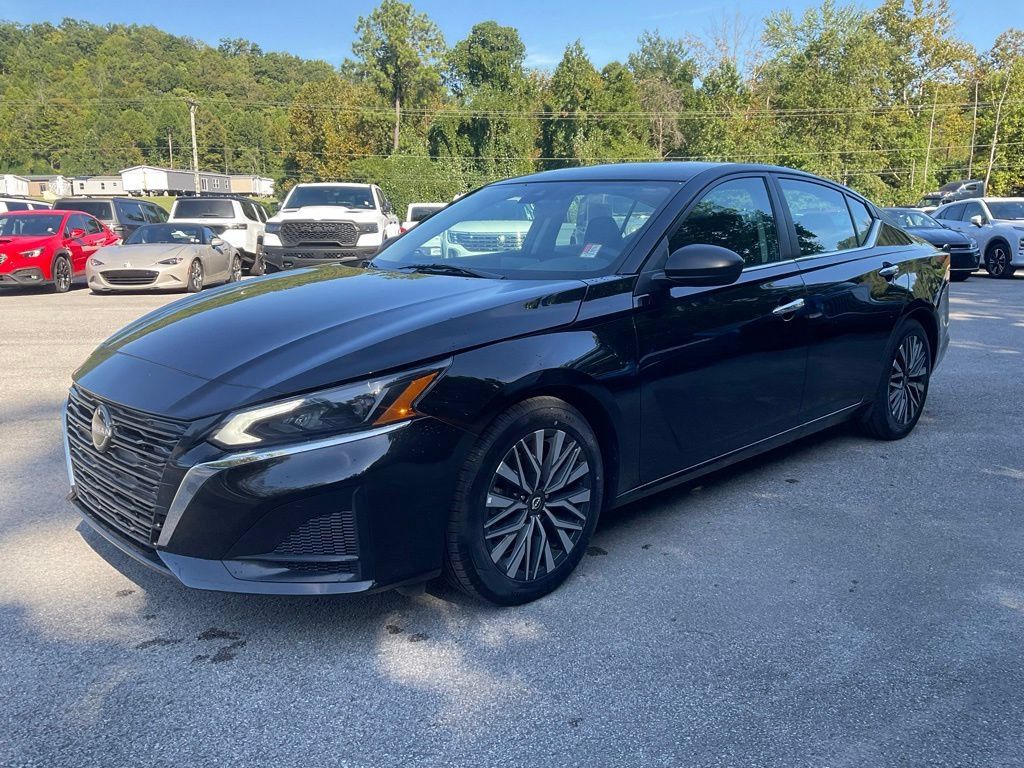 Used 2025 Nissan Altima 2.5 SV FWD image 3