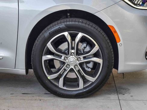 New 2026 Chrysler Pacifica Pinnacle w/ Trailer Tow Group AWD/4WD image 10