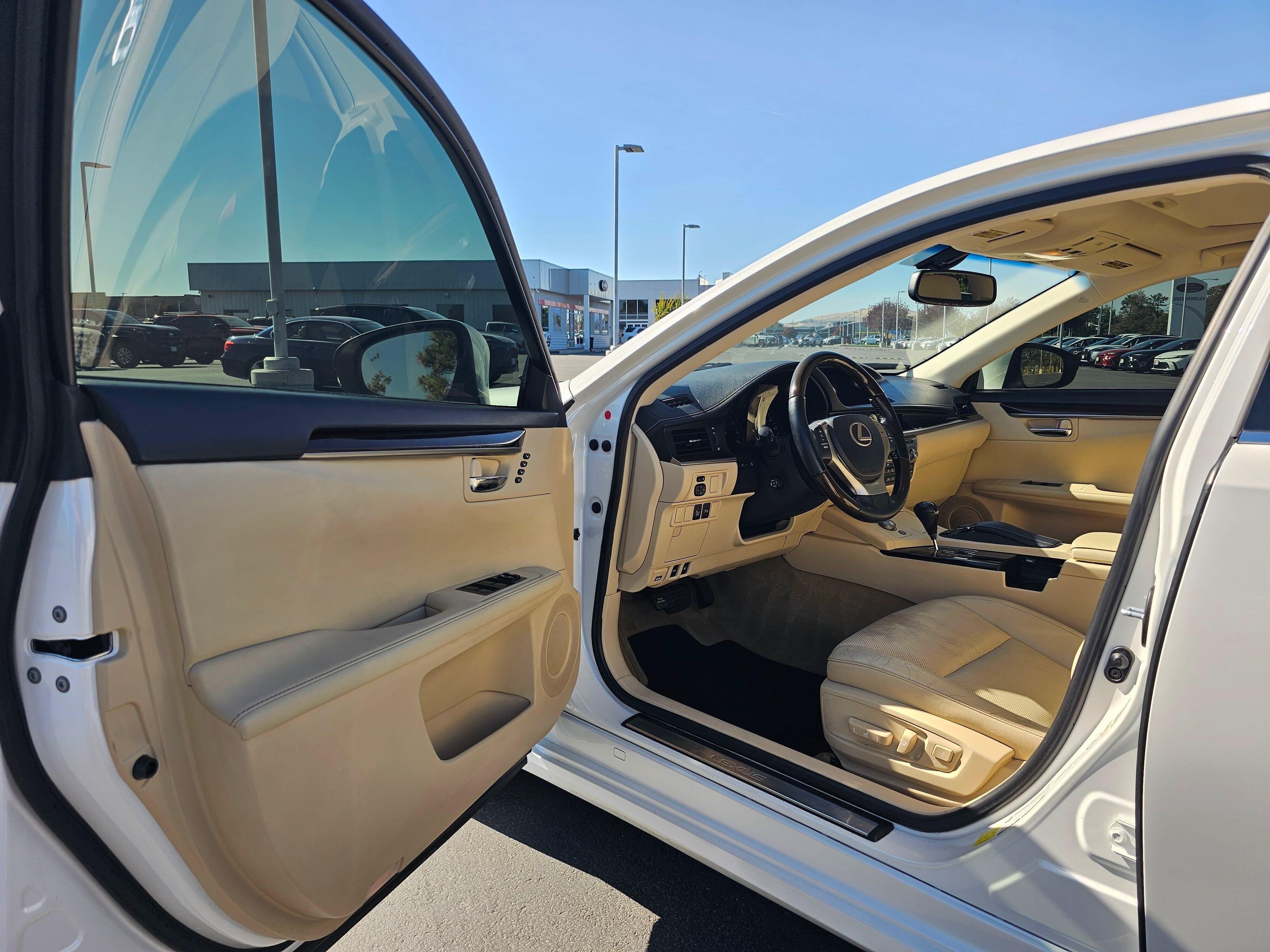 Used 2015 Lexus ES 350 w/ Luxury Package FWD image 18