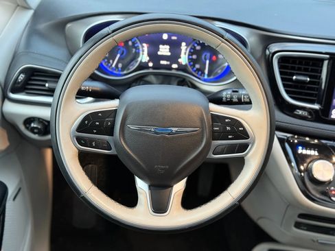 Used 2018 Chrysler Pacifica Limited image 27