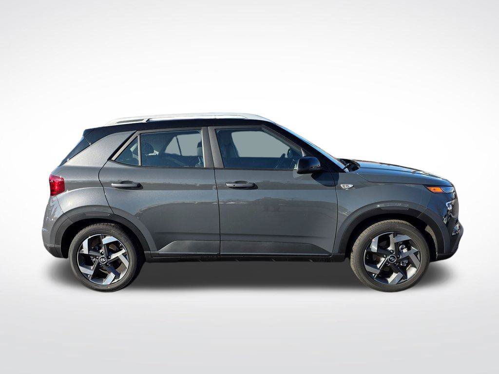 Used 2026 Hyundai Venue SEL FWD image 2