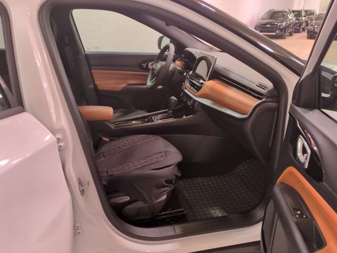 Used 2025 Jeep Compass Limited image 10