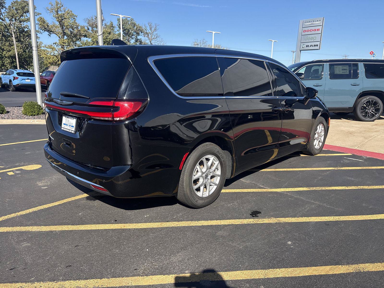 Used 2024 Chrysler Pacifica Touring-L FWD image 5