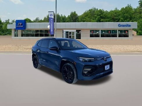 Used 2025 Volkswagen Tiguan SE R-Line image 4