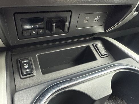 Used 2021 Nissan Titan SV w/ SV Convenience Package image 26