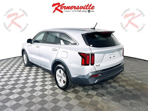 Used 2022 Kia Sorento LX image 5