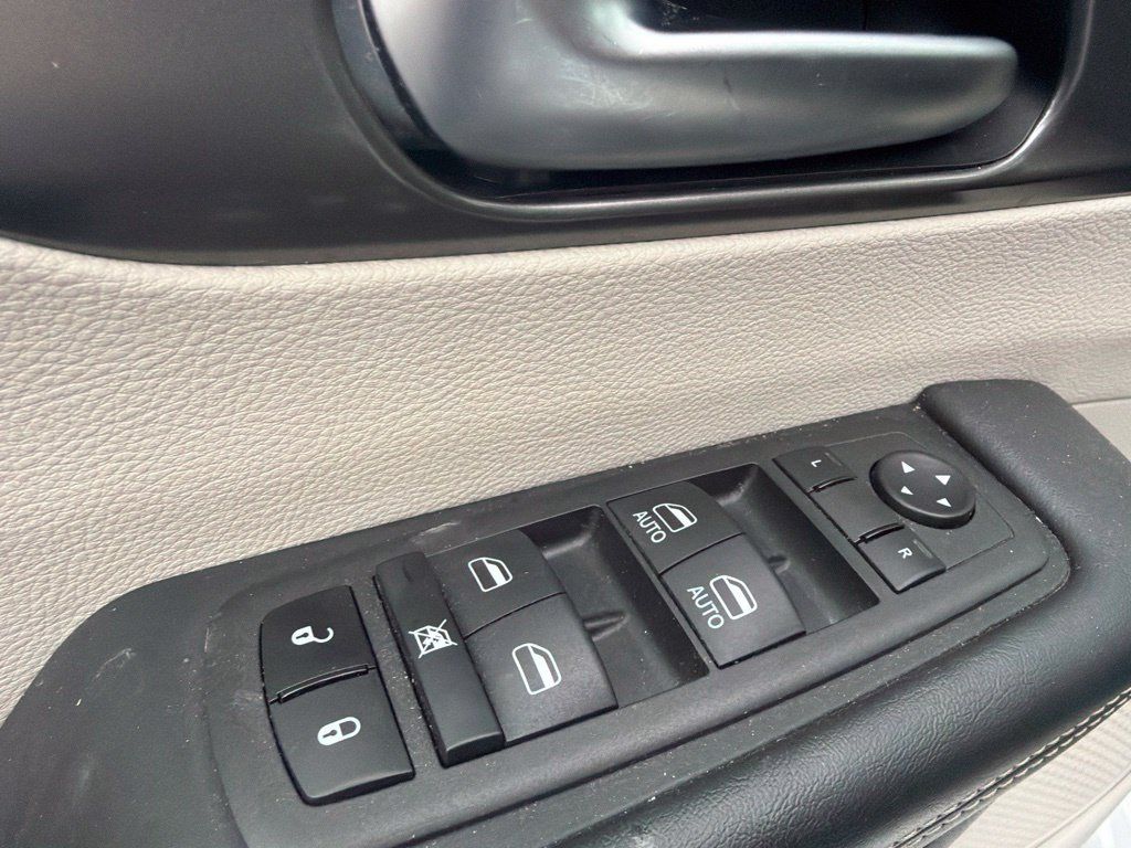 Used 2024 Chrysler Pacifica Touring-L FWD image 12