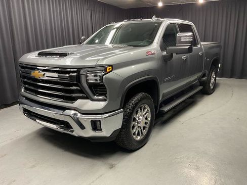 Used 2026 Chevrolet Silverado 2500 LTZ w/ LTZ Convenience Package AWD/4WD image 3