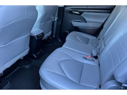 Used 2023 Toyota Highlander XLE FWD image 13