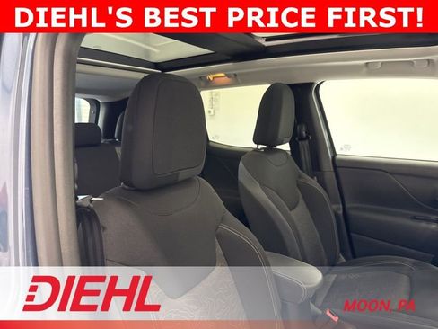 Used 2023 Jeep Renegade Latitude w/ Sun/Sound Group AWD/4WD image 13