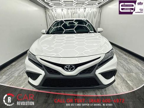 Used 2022 Toyota Camry SE image 2