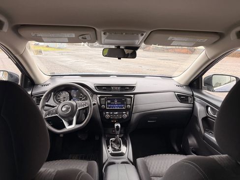 Used 2020 Nissan Rogue SV image 2