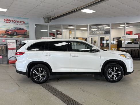 Used 2019 Toyota Highlander LE AWD/4WD image 10