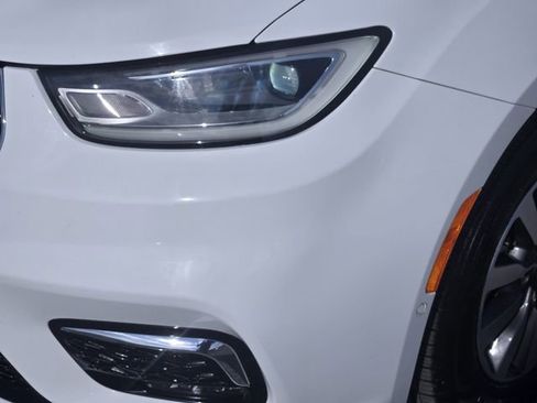 Used 2021 Chrysler Pacifica Touring-L w/ Premium & Safety Sphere Group image 8