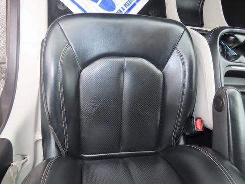Used 2020 Chrysler Voyager Lxi FWD image 43