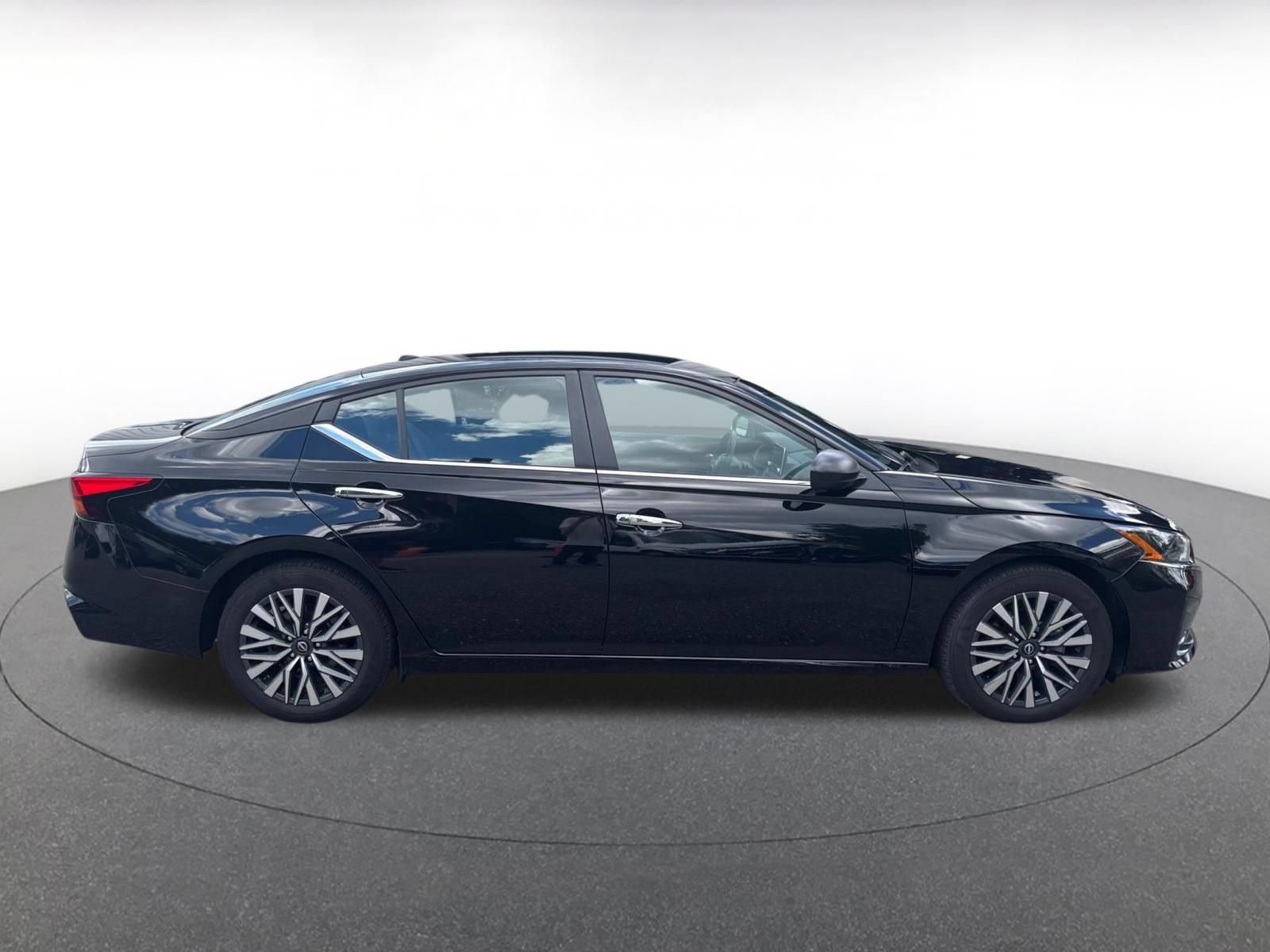 Used 2025 Nissan Altima 2.5 SV FWD image 14