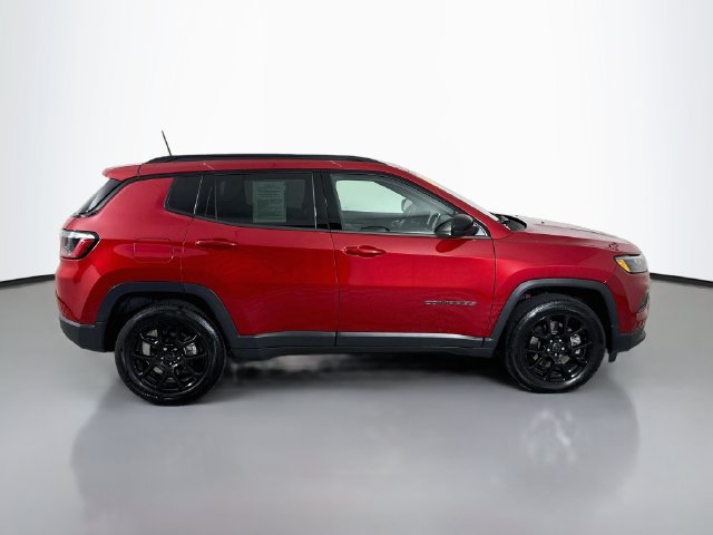 Used 2025 Jeep Compass Latitude w/ Altitude Special Edition AWD/4WD image 8