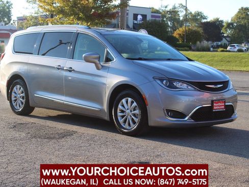 Used 2018 Chrysler Pacifica Touring-L image 3