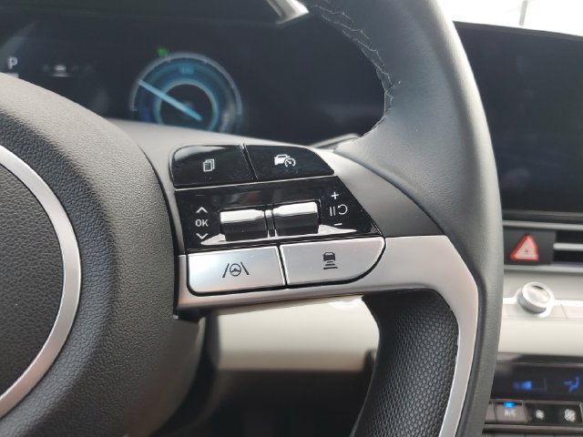 Certified 2025 Hyundai Elantra Limited FWD image 23
