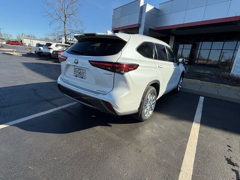 Used 2023 Toyota Highlander Limited image 2