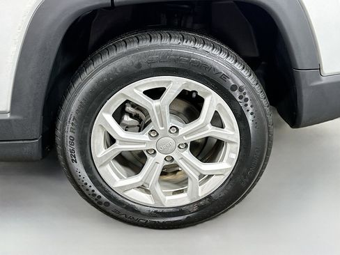 Used 2024 Jeep Compass Latitude image 28