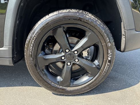 Used 2023 Jeep Grand Cherokee Altitude RWD image 14