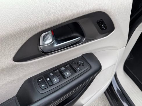 Used 2023 Chrysler Pacifica Touring-L FWD image 14