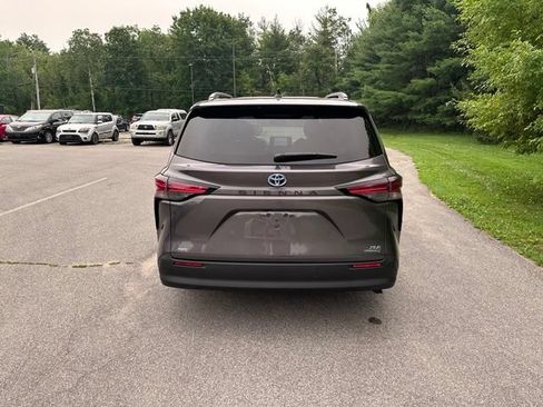 Used 2022 Toyota Sienna XLE AWD/4WD image 4