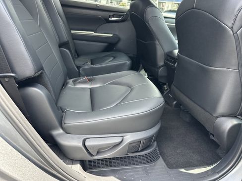Used 2025 Toyota Highlander XLE AWD/4WD image 17